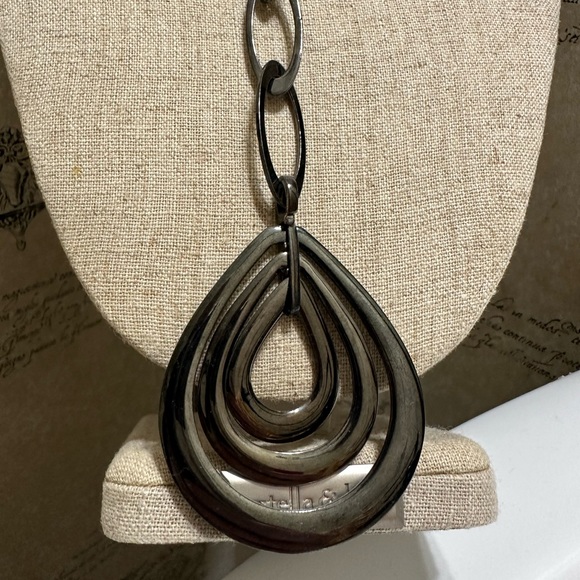 Black necklace - Picture 2 of 3